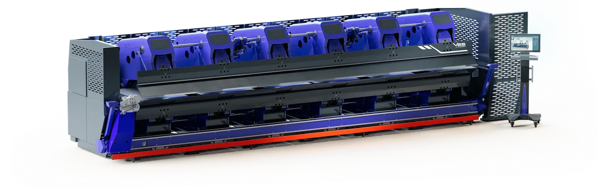 Freigestellte 3D-Illustration des vollelektrischen Variobend V2.5 Doppelbiegers mit langem blauem Maschinengehäuse und roter LED-Beleuchtung.