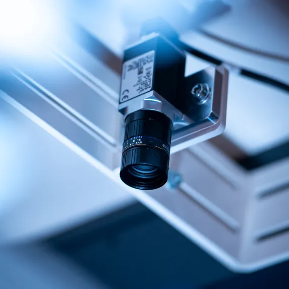 Detailaufnahme einer Industriekamera im Automatisierungssystem von Variobend und Slinet zur optischen Erfassung von Blechzuschnitten.