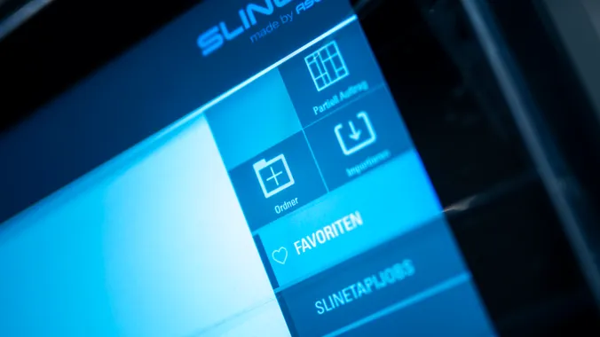 Detailaufnahme der Slinet S-Touch Maschinensoftware mit grafischer Datenbankübersicht und verschiedenen Auswahlfeldern auf dem Touchscreen.