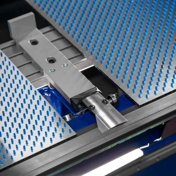 Detailaufnahme des elektrischen Tiefenanschlags einer Variobend Schwenkbiegemaschine mit verstellbaren Anschlagelementen zur Blechpositionierung.