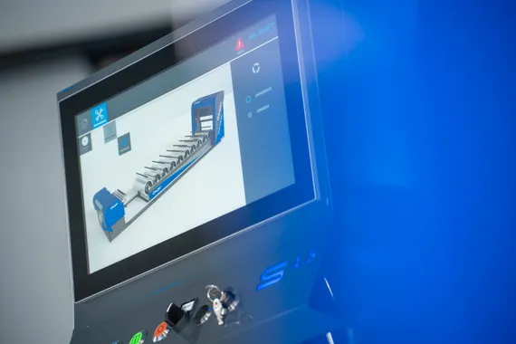 Detailaufnahme des Slinet S-Touch Bedienpanels mit grafischer Darstellung des automatisierten Coillagersystems auf dem Touchscreen.