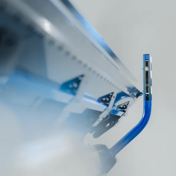 Detailaufnahme des Sicherheitspakets am Variobend Einfachbieger mit integrierten Lichtschranken im Maschinenbereich.