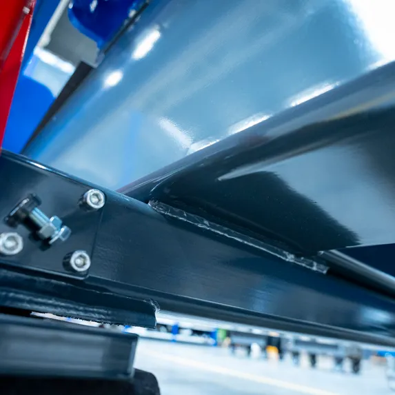 Detailaufnahme des Variobend Einfachbieger-Chassis mit massiven Metallbauteilen, Verschraubungen und Führungselementen.