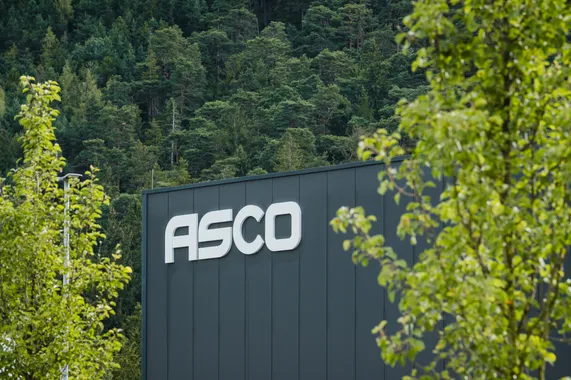 ASCO Machinery Group – Firmenlogo am Unternehmensgebäude in Bischofswiesen