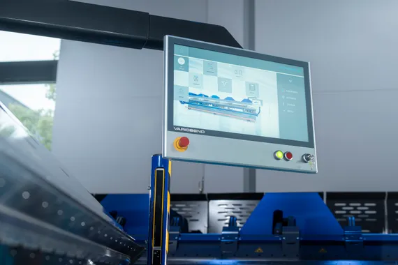 Bedienpanel des Variobend Einfachbiegers mit Touchscreen und Bedienelementen zur Steuerung .