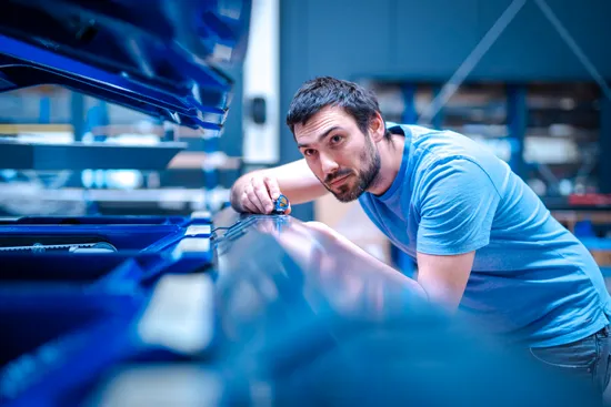 Mitarbeiter der ASCO Machinery Group bei der präzisen Arbeit an einer Blechbearbeitungsmaschine von Variobend oder Slinet.