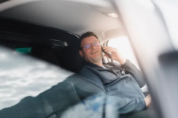 Techniker der ASCO Machinery Group telefoniert im Serviceauto 