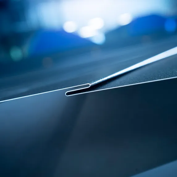 Detailaufnahme eines geschlossenen Blechumschlags an einer Variobend Biegemaschine mit DPR-System zur individuellen Klemmdruckregelung.