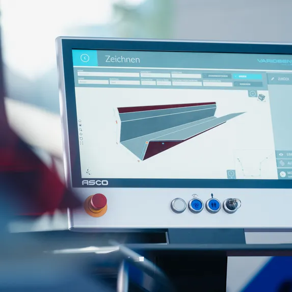 Touchscreen des vollelektrischen Variobend V2.5 Doppelbiegers mit V-Touch Maschinensoftware und grafischer 3D-Darstellung eines Blechprofils.