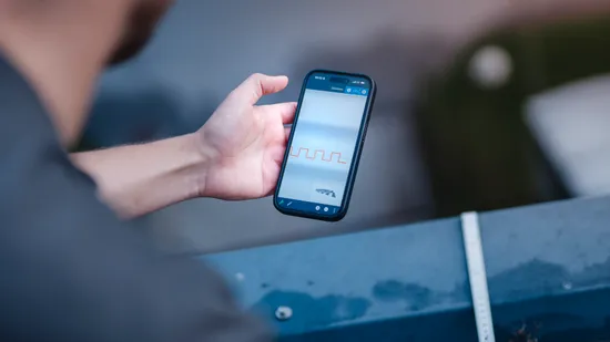 Anwender nutzt die Variobend V-Mobile App auf einem Smartphone zur mobilen Planung von Blechprofilen.