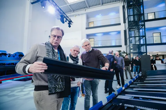 Besucher der ASCO Machinery Group bei einer Maschinenvorführung während der Experience Days in der Hausmesse.