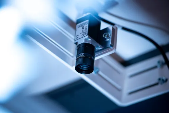 Detailaufnahme einer Industriekamera im Automatisierungssystem von Variobend und Slinet zur optischen Erfassung von Blechzuschnitten.