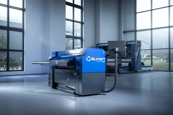 Rückansicht der Slinet S1.5 Längs- und Querteilanlage mit blau-grauem Maschinengehäuse in einer modernen Produktionshalle.