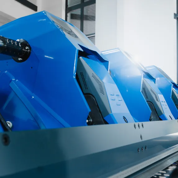 Detailaufnahme des vollelektrischen Variobend V2.5 Doppelbiegers mit blauem Maschinengehäuse und mechanischen Komponenten des Biegesystems.