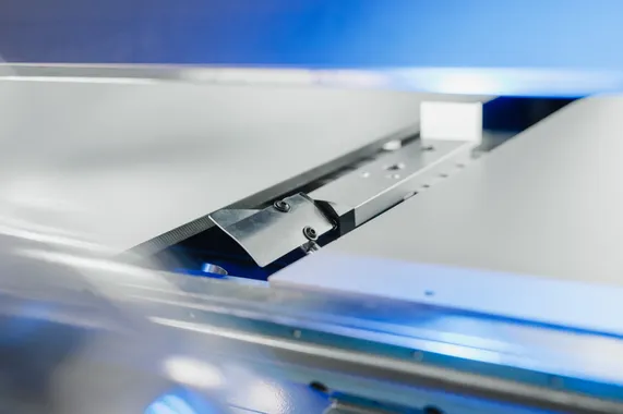 Detailaufnahme des elektrischen Tiefenanschlags einer Variobend Einfachbieger mit verstellbaren Anschlagelementen zur Blechpositionierung.
