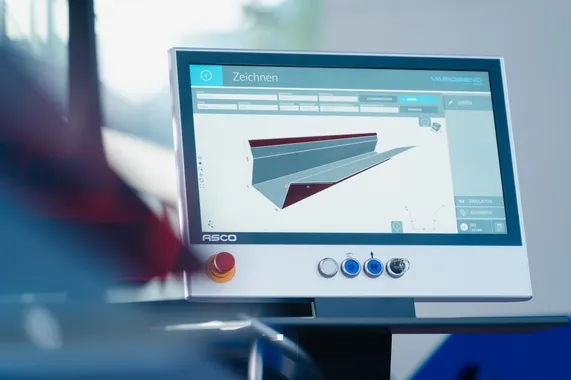 Touchscreen des vollelektrischen Variobend V2.5 Doppelbiegers mit V-Touch Maschinensoftware und grafischer 3D-Darstellung eines Blechprofils.