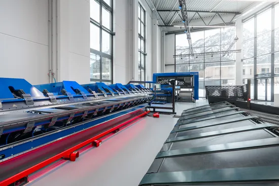 Innenansicht des ASCO Machinery Group Showrooms in Bischofswiesen mit einem Variobend Doppelbieger, Slinet 5. Tonnen Coillager und modernen Ausstellungsflächen.