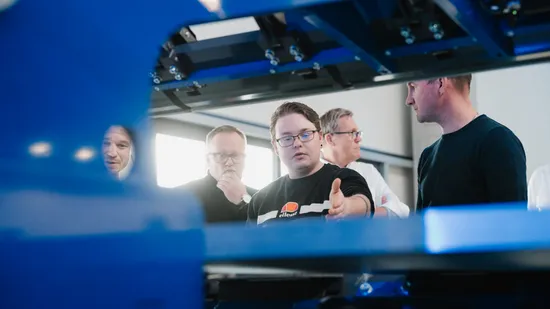 Besucher der ASCO Machinery Group Experience Days im fachlichen Austausch an einer Blechbearbeitungsmaschine während der Hausmesse.
