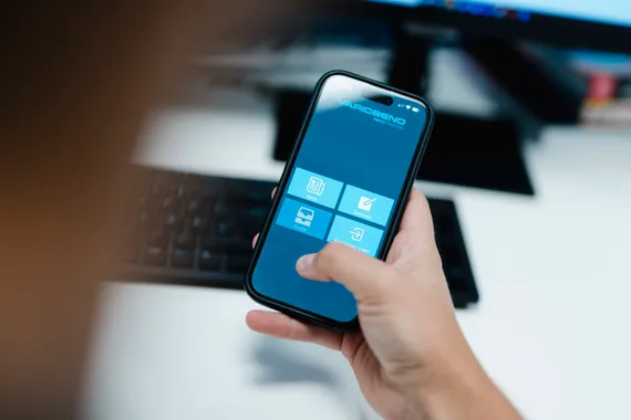 Anwender nutzt die Variobend V-Mobile App auf einem Smartphone zur mobilen Planung von Blechprofilen.