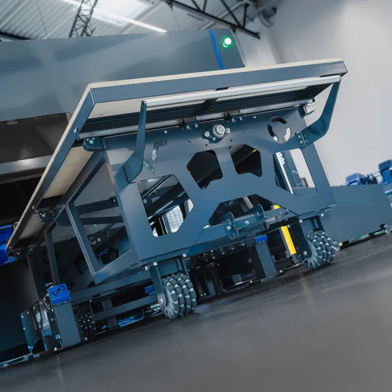 Smarter Arbeitstisch der Variobend und Slinet Automatisierung zur automatisierten Handhabung und Zuführung von Blechzuschnitten.