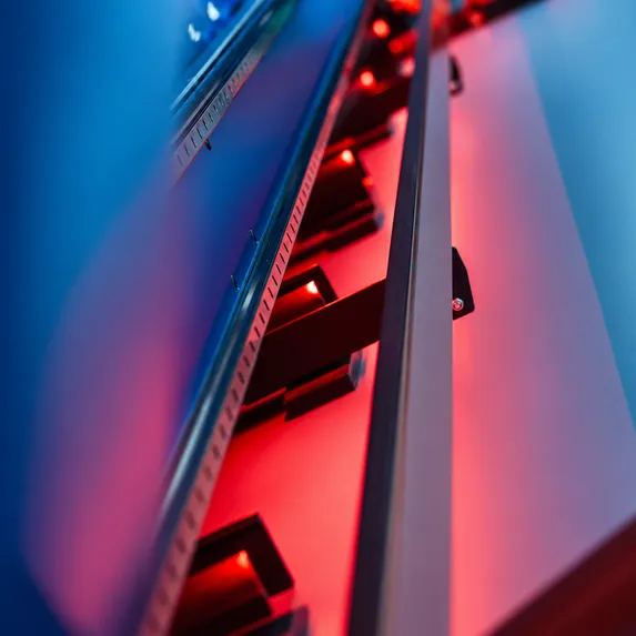 Detailaufnahme der Variobend V2.5 mit integrierter roter LED-Beleuchtung entlang der Maschinenkonstruktion.
