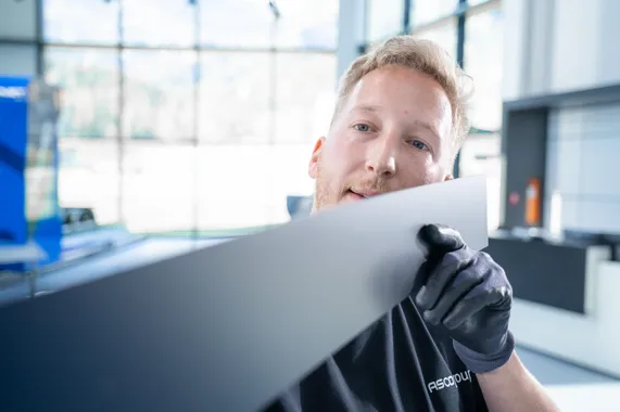 Mitarbeiter der ASCO Machinery Group bei der Überprüfung eines Blechzuschnitts an der Slinet S1.5 Längs- und Querteilanlage.