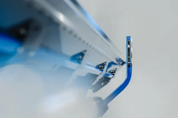 Detailaufnahme des Sicherheitspakets am Variobend Einfachbieger mit integrierten Lichtschranken im Maschinenbereich.