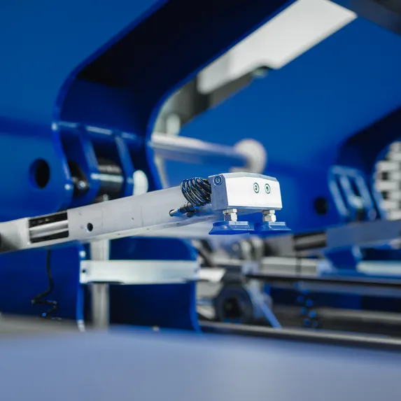 Detailaufnahme der automatischen Wendevorrichtung im Variobend und Slinet Automatisierungssystem mit Greifmechanik zur Handhabung von Blechzuschnitten.
