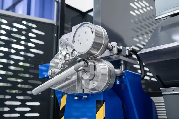 Detailaufnahme des Schneidapparats am vollelektrischen Variobend V2.5 Doppelbieger für Stahlblech bis 2,5 mm mit mechanischen Schneidkomponenten.