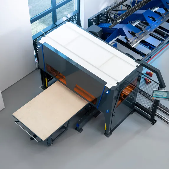 Dockingstation der Variobend und Slinet Automatisierung zur Übergabe von Blechzuschnitten zwischen den Maschinen.