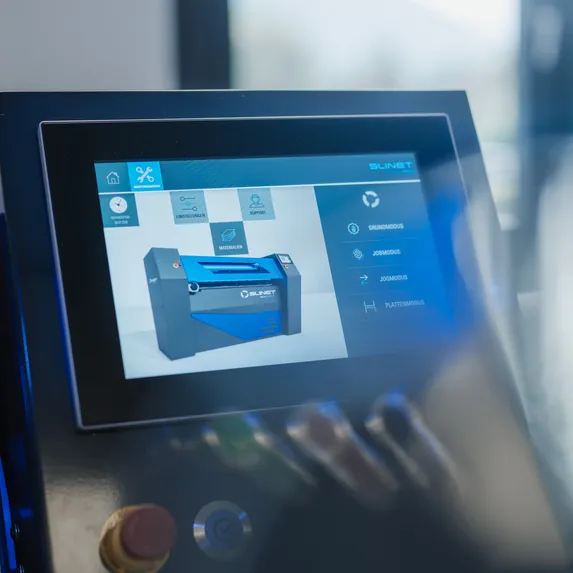 Touchdisplay der Slinet S1.0 mit S-Touch Software und grafischer Bedienoberfläche zur Steuerung der Längs- und Querteilanlage.
