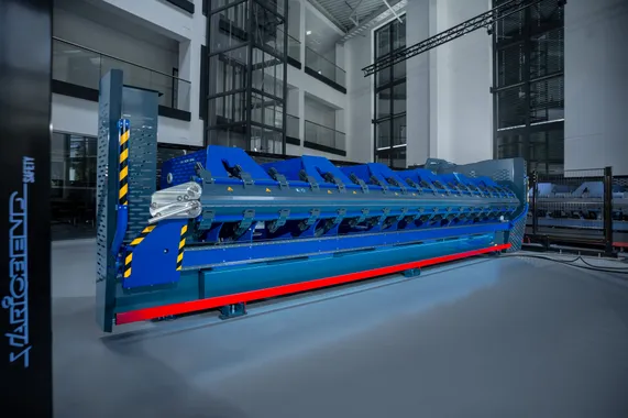 Perspektivische Gesamtansicht eines Variobend Doppelbiegers mit blauem Maschinengehäuse und LED-Beleuchtung in einer Produktionshalle.