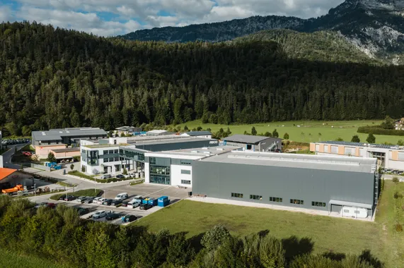 Luftaufnahme des Firmenstandorts der ASCO Machinery Group mit Variobend und Slinet in Bischofswiesen, umgeben von der Berglandschaft des Berchtesgadener Landes.
