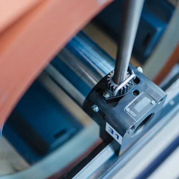 Detailaufnahme einer Lagerachse im Slinet 2-Tonnen-Coillager mit mechanischer Positioniereinheit zur flexiblen Lagerung von Blechcoils.