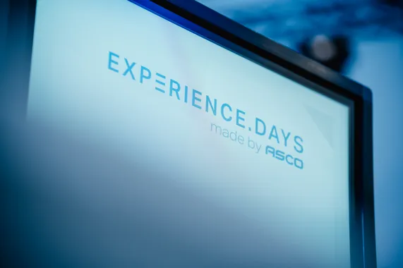 Nahaufnahme eines Bildschirms mit dem Schriftzug „Experience Days“ bei der Hausmesse der ASCO Machinery Group.
