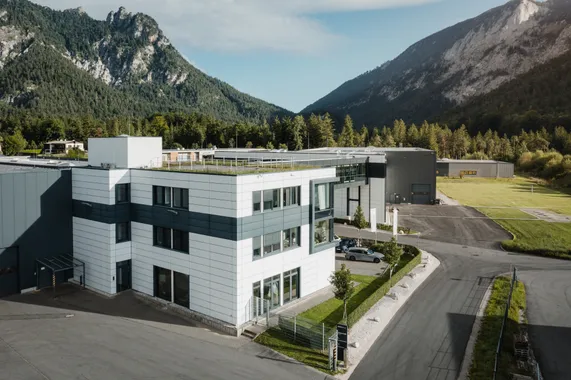 Luftaufnahme des Firmenstandorts der ASCO Machinery Group in Bischofswiesen mit modernen Gebäuden und Bergpanorama im Berchtesgadener Land.