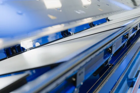 Detailansicht des Variobend Doppelbiegers mit optionaler Einlegetiefe von 1.250 mm für die Bearbeitung großformatiger Blechzuschnitte.