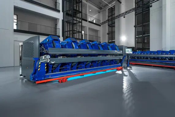 Gesamtansicht des vollelektrischen Variobend V2.5 Doppelbiegers mit blauem Maschinengehäuse in einer modernen Produktionshalle.