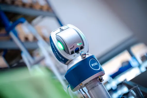 Detailaufnahme eines Lasertrackers zur hochpräzisen 3D-Vermessung und Qualitätssicherung im Maschinenbau bei Variobend und Slinet.