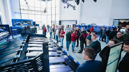 Besucher der ASCO Machinery Group Experience Days verfolgen eine Maschinenvorführung an einer Blechbearbeitungsmaschine in Bischofswiesen.