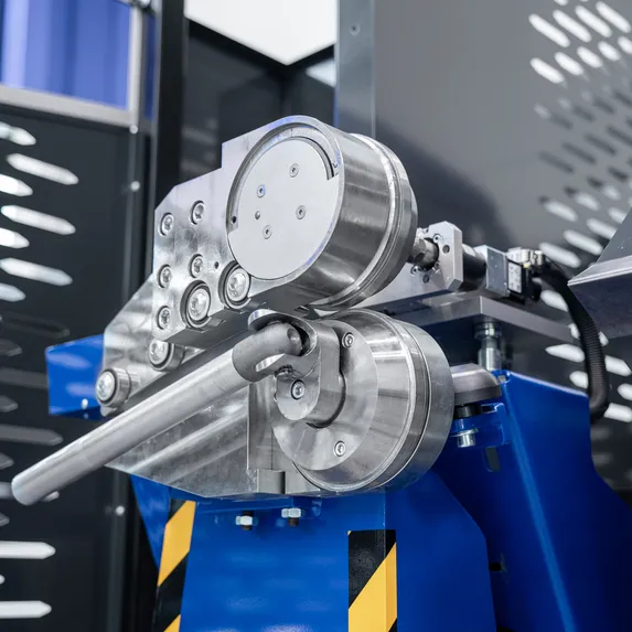 Detailaufnahme des Schneidapparats am vollelektrischen Variobend V2.5 Doppelbieger für Stahlblech bis 2,5 mm mit mechanischen Schneidkomponenten.