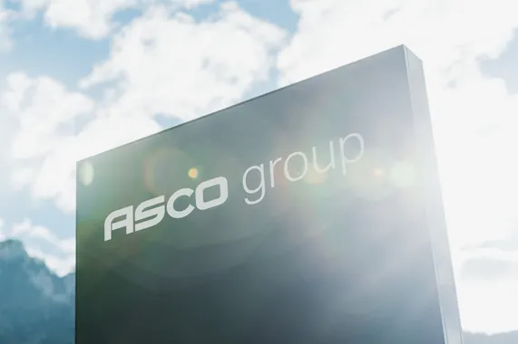 ASCO Machinery Group – Firmenlogo am Unternehmensstandort in Bischofswiesen