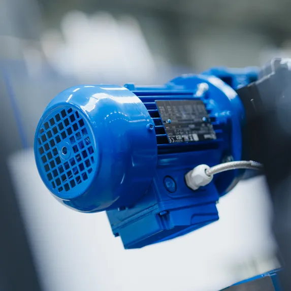 Detailaufnahme eines elektrischen Antriebs der Slinet S1.5 mit blauem Motor und Antriebskomponenten.