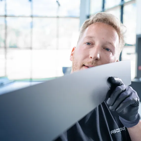 Mitarbeiter der ASCO Machinery Group bei der Überprüfung eines Blechzuschnitts an der Slinet S1.5 Längs- und Querteilanlage.