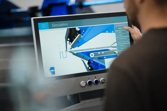 Variobend V-Touch Maschinensteuerung mit grafischer Vorschau eines Blechprofils und der einzelnen Biegeschritte auf dem Touchscreen.