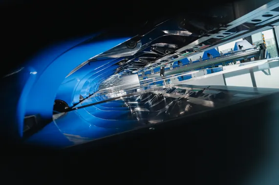 Detailaufnahme der Variobend V2.5 mit großzügigem Einlegebereich und bis zu 1.250 mm Einlegetiefe für großformatige Blechzuschnitte.