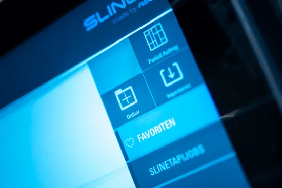 Detailaufnahme der Slinet S-Touch Maschinensoftware mit grafischer Datenbankübersicht und verschiedenen Auswahlfeldern auf dem Touchscreen.