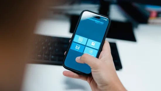 Anwender nutzt die Variobend V-Mobile App auf einem Smartphone zur mobilen Planung von Blechprofilen.