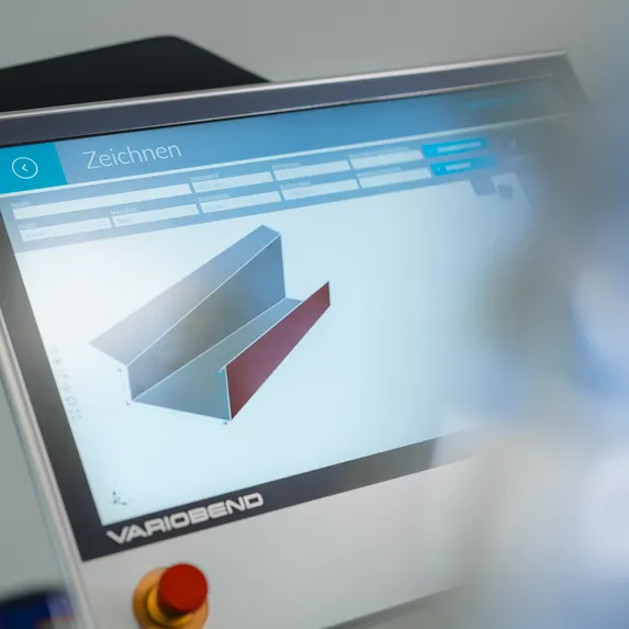 Touchscreen des Variobend Einfachbiegers mit V-Touch 3D-Software und grafischer Darstellung eines Blechprofils zur Maschinensteuerung..