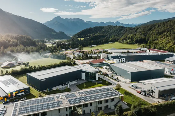 Luftaufnahme des Firmenstandorts der ASCO Machinery Group mit Variobend und Slinet in Bischofswiesen, umgeben von der Berglandschaft des Berchtesgadener Landes.